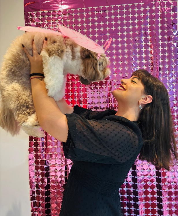 Ana Beatriz Tigre realizando cuidado terapêutico com pet