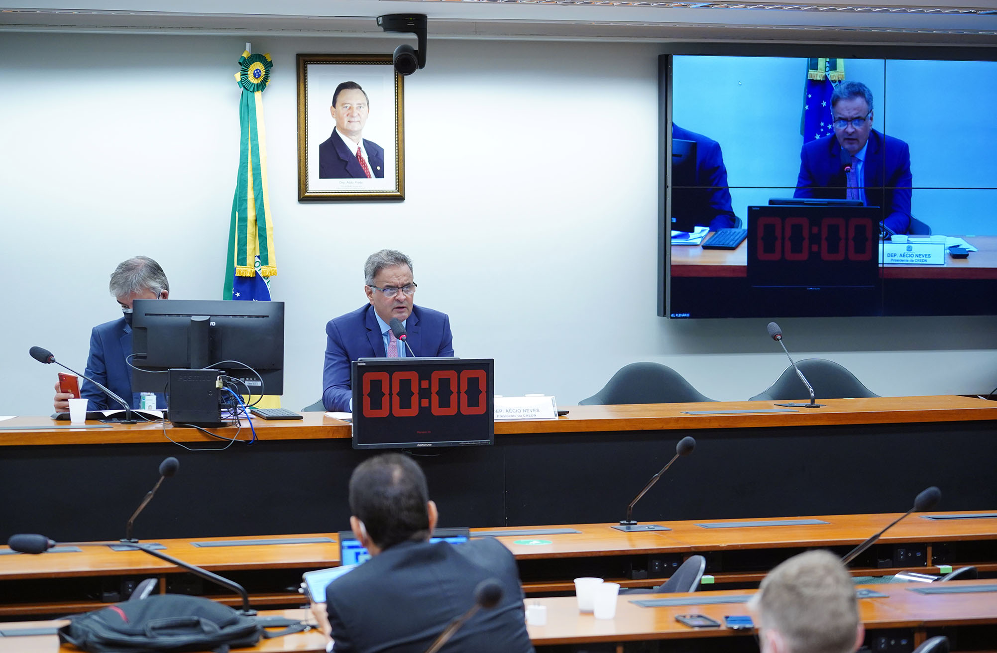 Aécio: Brasil deve assumir papel central no debate sobre vacinas